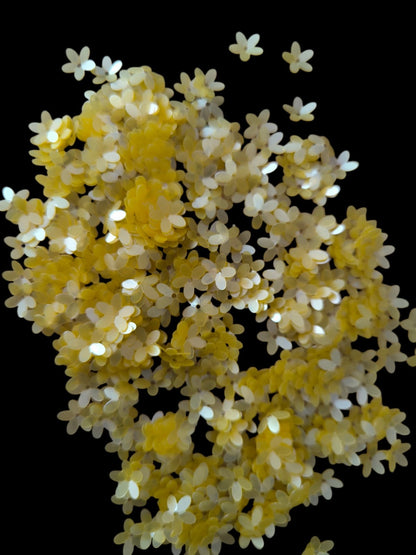 Paillettes petites fleurs jaune 9 mm