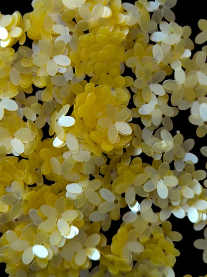 Paillettes petites fleurs jaune 9 mm