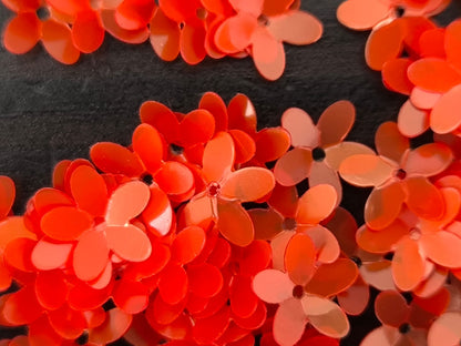 Paillettes petites fleurs oranges légèrement transparentes 9 mm