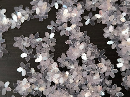 Paillettes petites fleurs transparentes reflet rose 9 mm