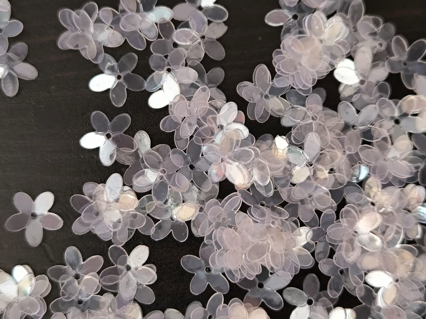 Paillettes petites fleurs transparentes reflet rose 9 mm