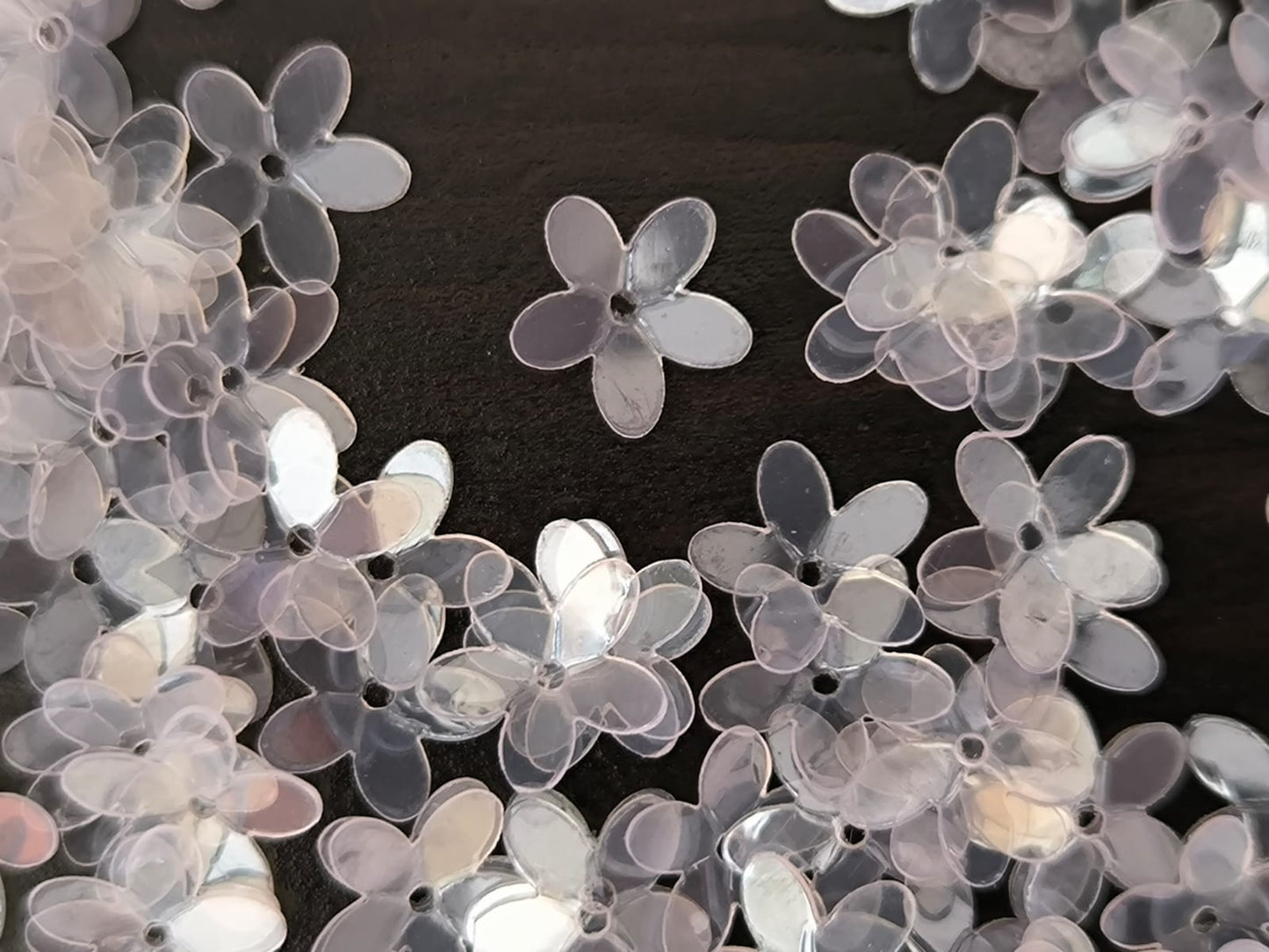 Paillettes petites fleurs transparentes reflet rose 9 mm