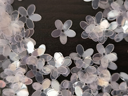 Paillettes petites fleurs transparentes reflet rose 9 mm