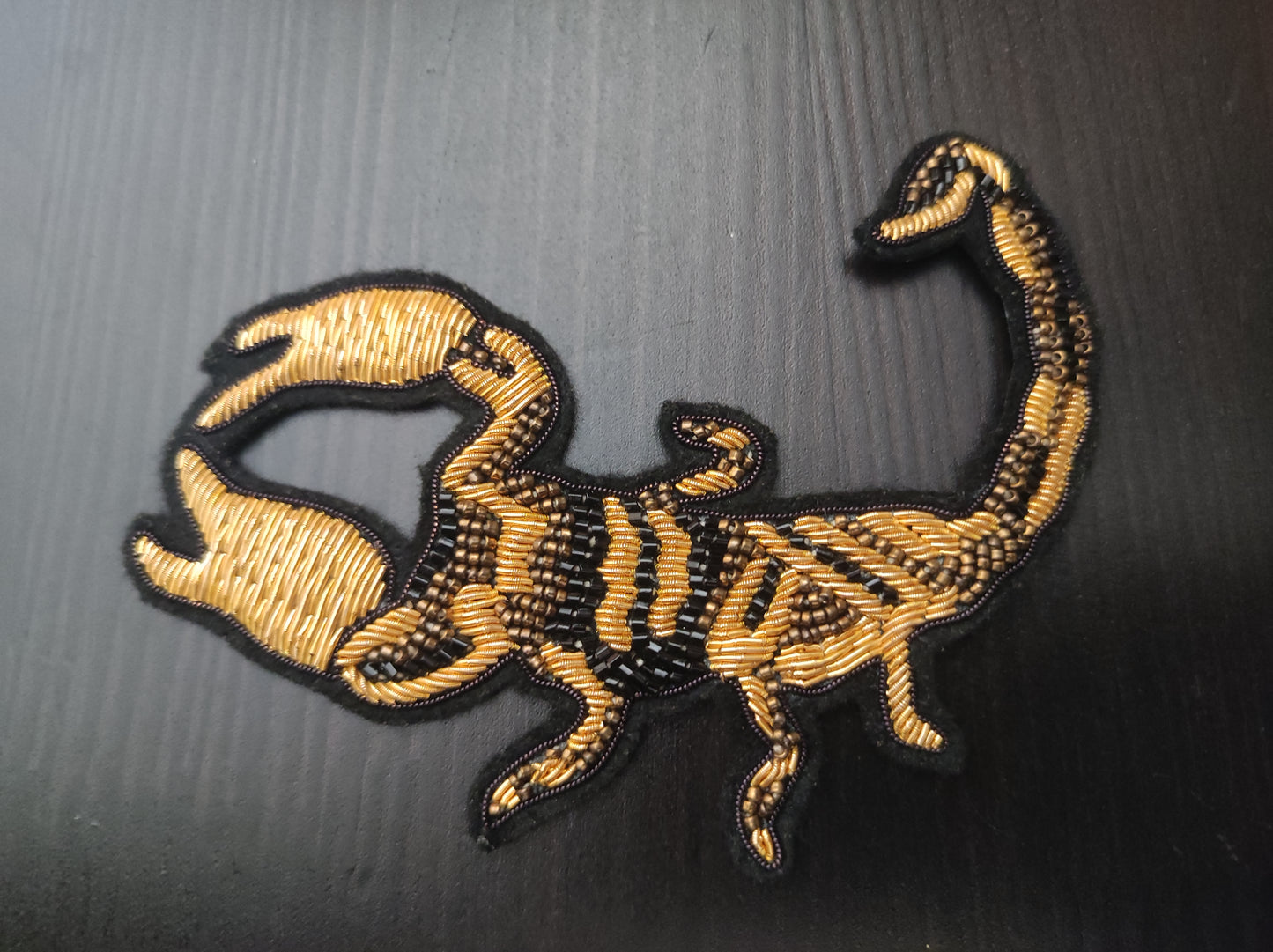 scorpion brodé doré