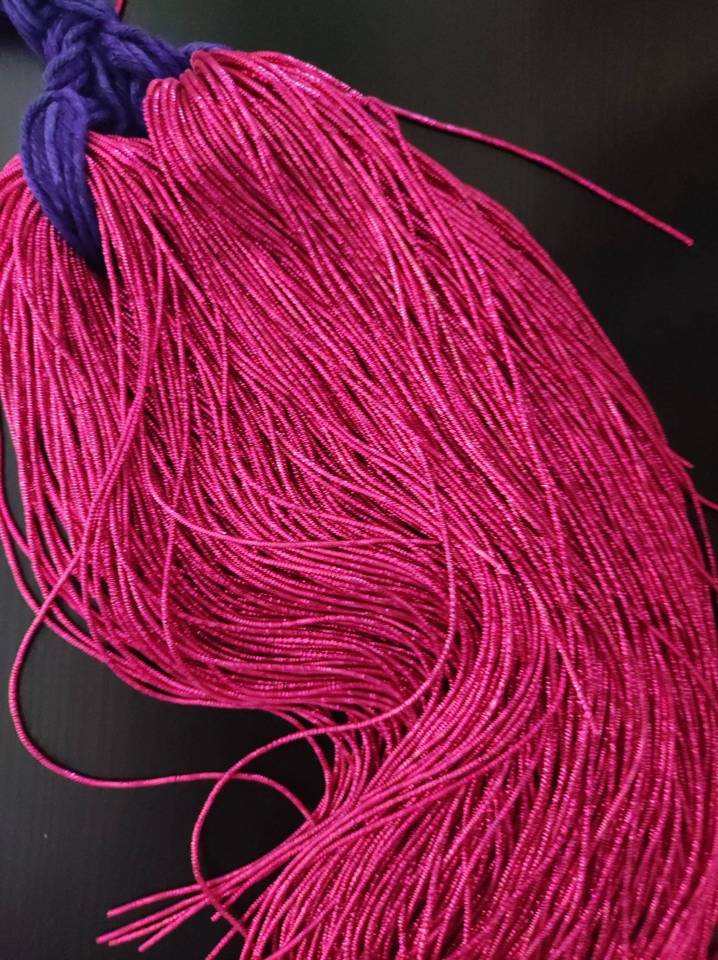 Fil broderie cannetille frisée rose fuchsia brillante