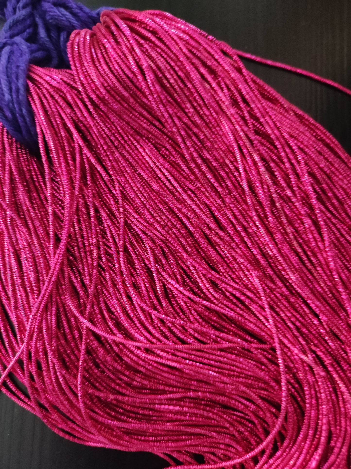 Fil broderie cannetille frisée rose fuchsia brillante