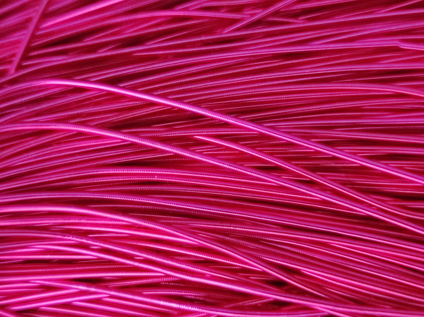 fil à broder cannetille rose fuchsia brillante lisse fine