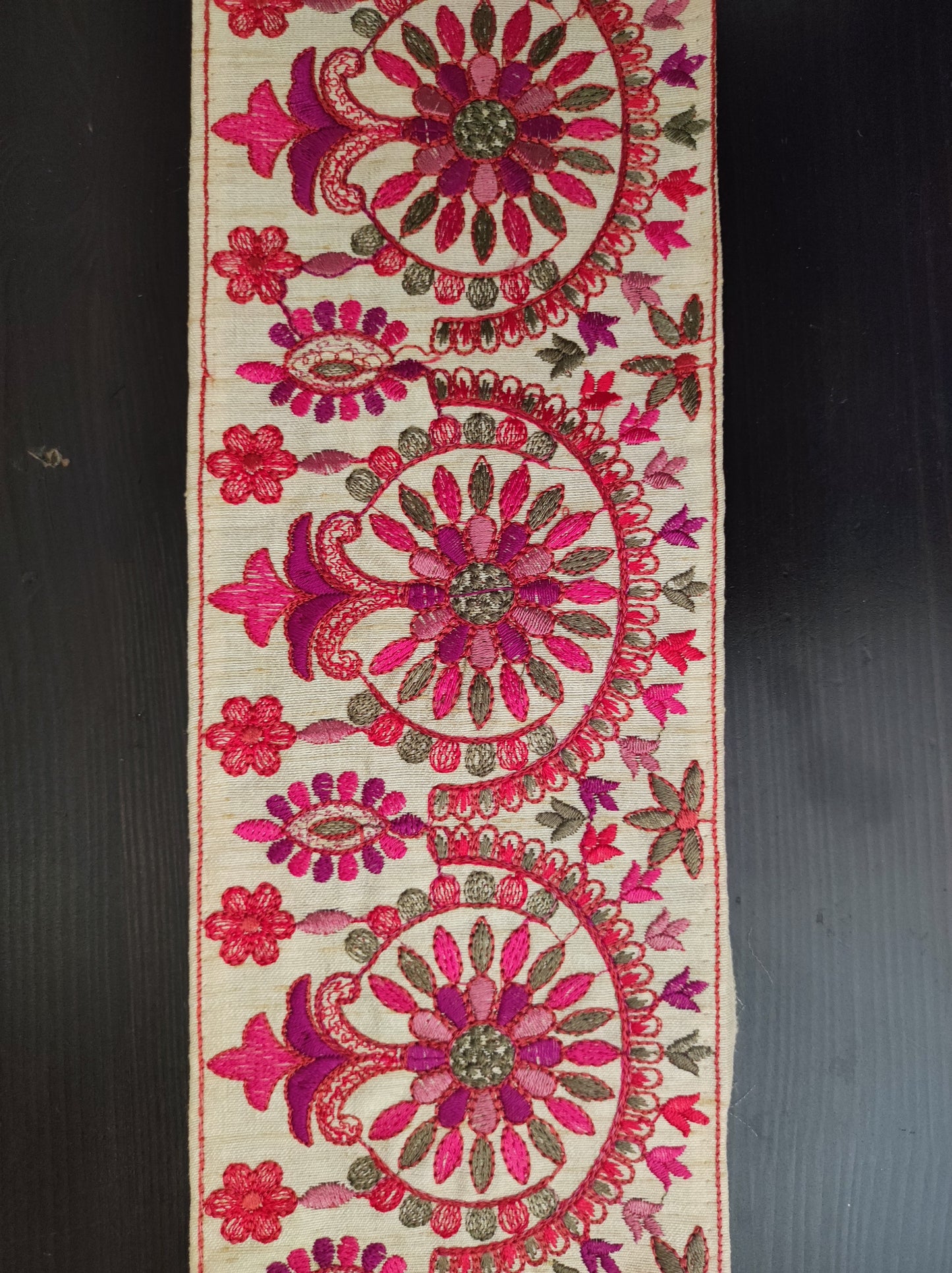 Galon Indien large ecru motifs brodes rose