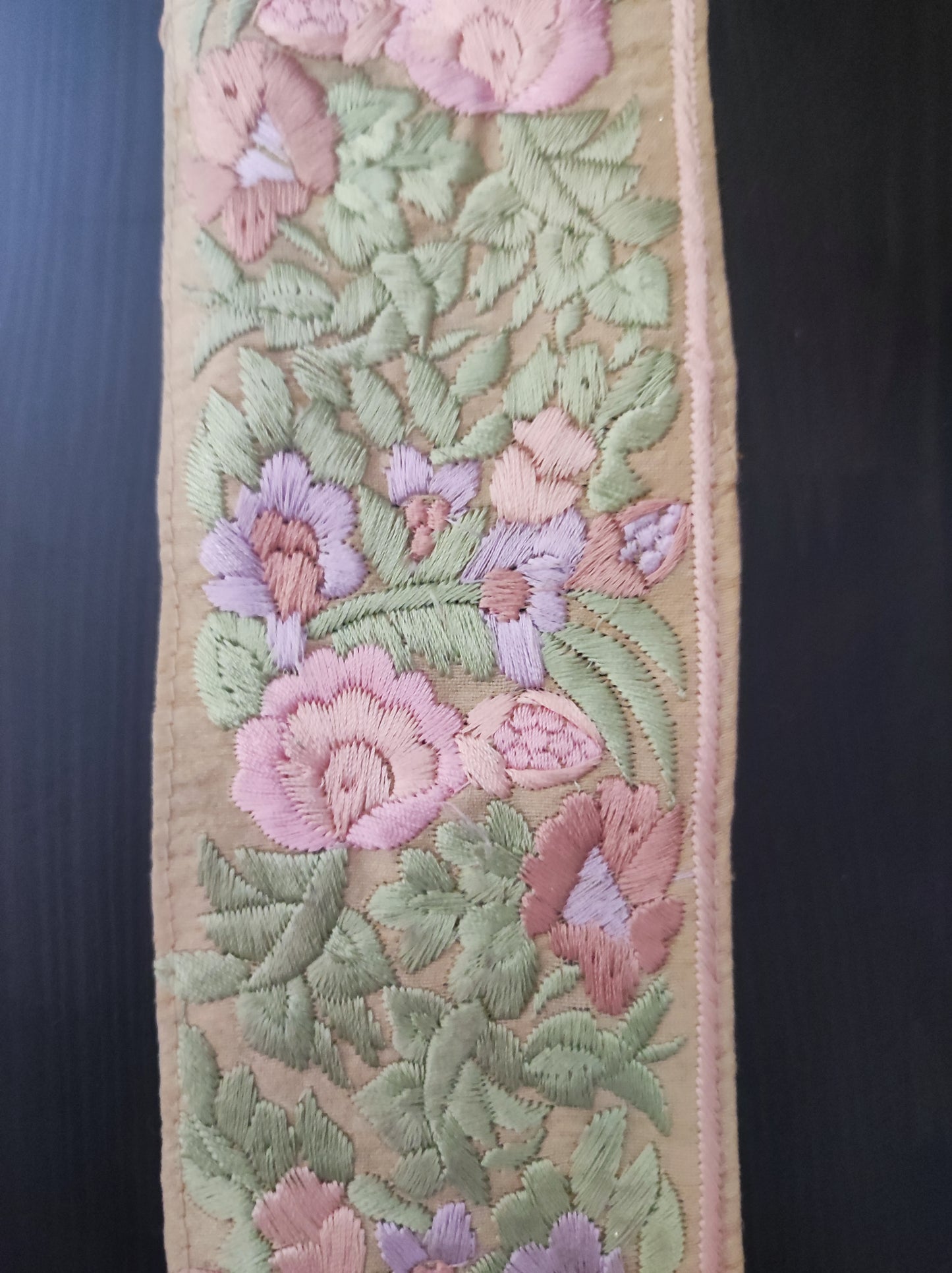 Galon medieval beige motifs roses et plantes vert pastel