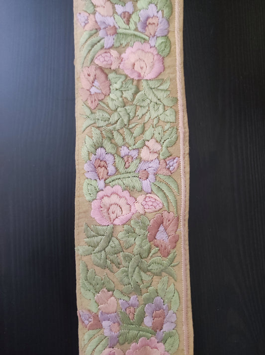 Galon medieval beige motifs roses et plantes vert pastel