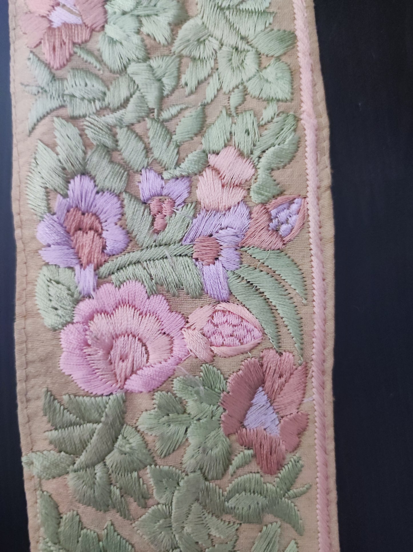 Galon medieval beige motifs roses et plantes vert pastel